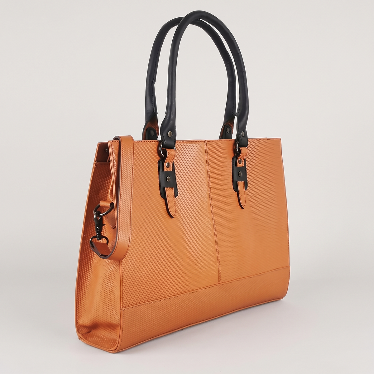 The Signature Leather Laptop Bag, Glazed Tan 17 inch — product hero shot
